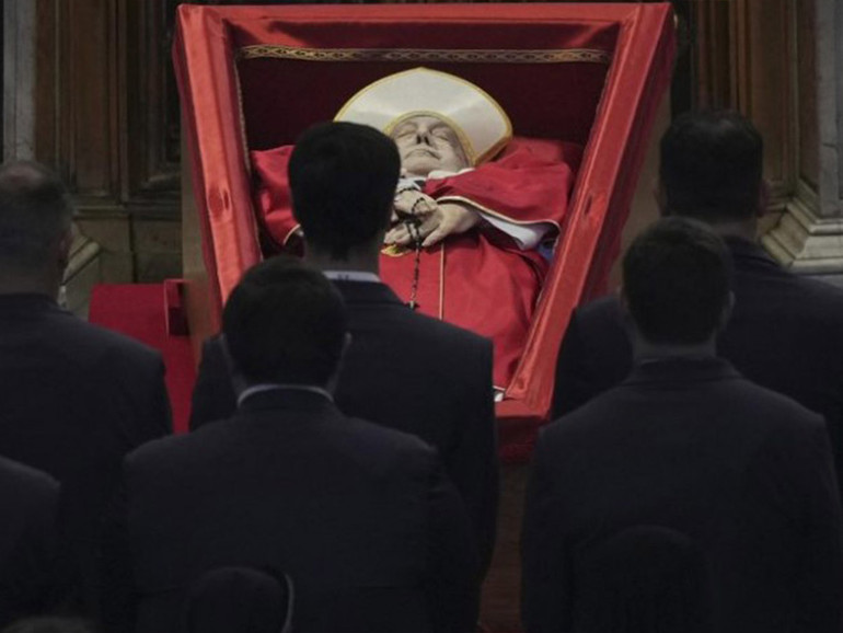 Papa Francesco: 20mila fedeli in piazza per il rito della traslazione, 80 i cardinali Papa Francesco: 20mila fedeli in piazza per il rito della traslazione, 80 i cardinali