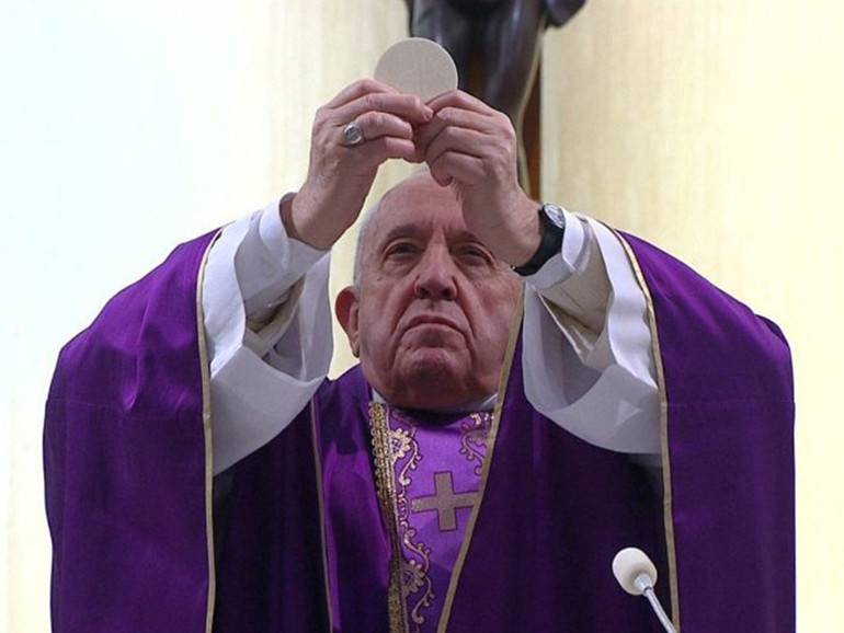 Papa Francesco: a Santa Marta, “in questi giorni offrirò la messa per gli ammalati di Coronavirus”