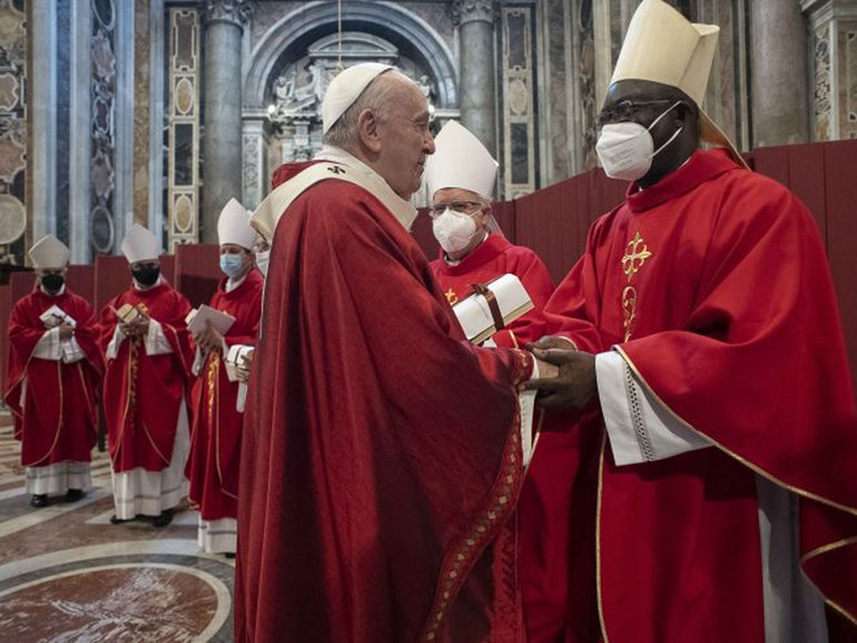 Papa Francesco: a santi Pietro e Paolo, “una Chiesa libera è una Chiesa credibile”