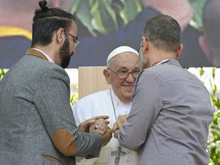 Papa Francesco a Verona: “Un peccato grave non curare la pace”. L’abbraccio a un israeliano e a un palestinese