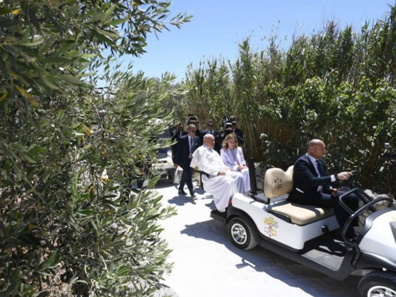 Papa Francesco al G7: “nessuna macchina dovrebbe mai scegliere se togliere la vita ad un essere umano”