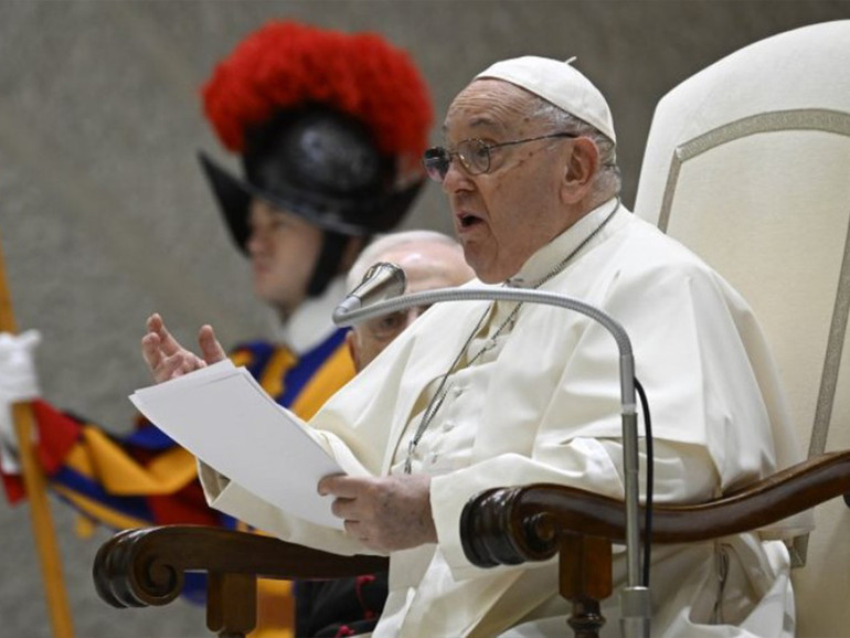 Papa Francesco: “Andiamo al presepe e chiediamo la pace”
