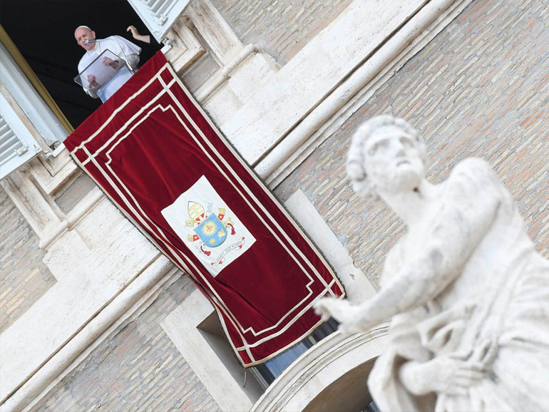 Papa Francesco: Angelus, “la carità cristiana non è semplice filantropia”