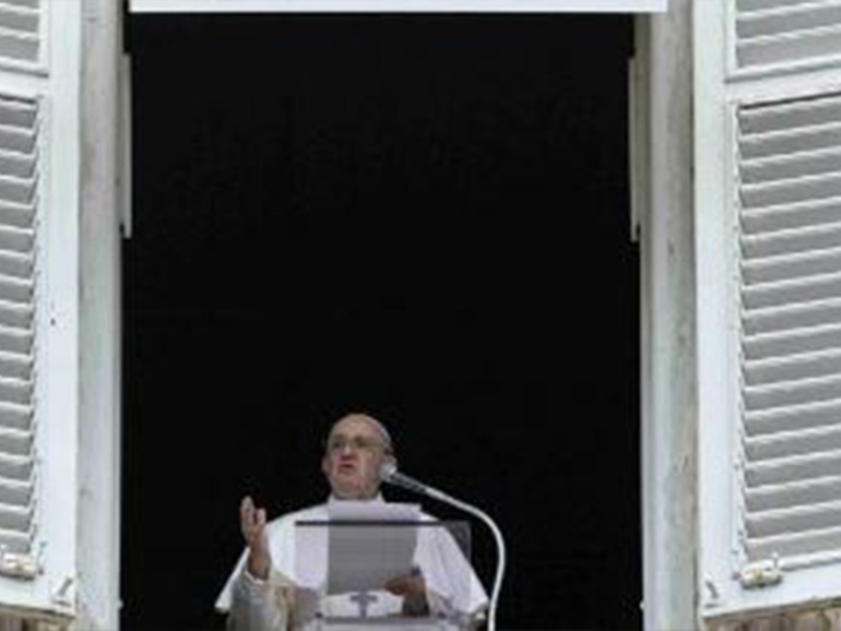 Papa Francesco: Angelus, “non c’è santità senza gioia!”