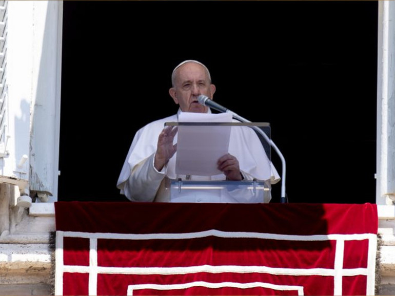 Papa Francesco: Angelus, “serve poco andare sulla luna se non viviamo da fratelli sulla Terra”