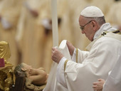 Papa Francesco: messa della notte di Natale, “Dio non cavalca la grandezza ma si cala nella piccolezza”