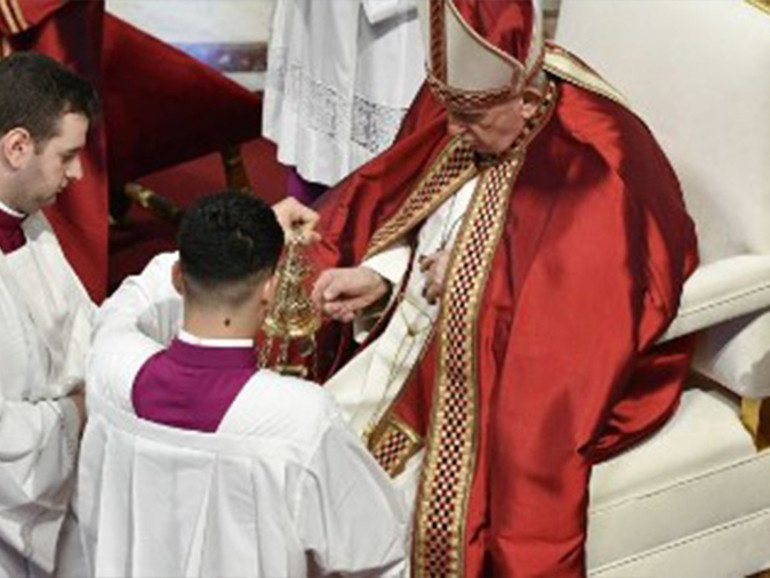 Papa Francesco: “molte comunità non imparano la saggezza di aprire le porte”, no alla “religiosità da salotto”