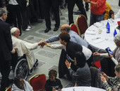 Papa Francesco: “si mette il silenziatore alle voci di chi vive nella povertà”, “la realtà virtuale prende il sopravvento sulla vita reale”
