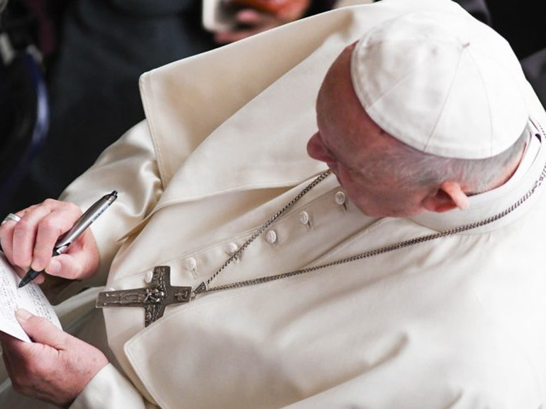 Papa Francesco: udienza, prega per la pace in Ucraina con la preghiera scritta dall’arcivescovo di Napoli
