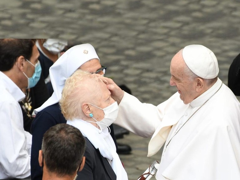 Papa Francesco: un video con nonni e anziani di ogni parte del mondo