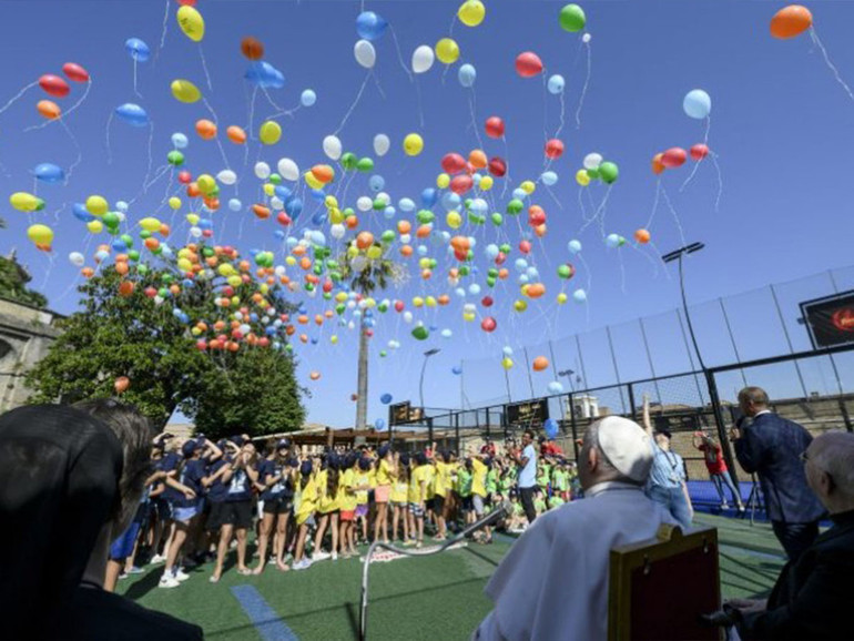 Papa Francesco: visita al centro estivo in Vaticano, “fare la pace è la cosa più bella della vita”
