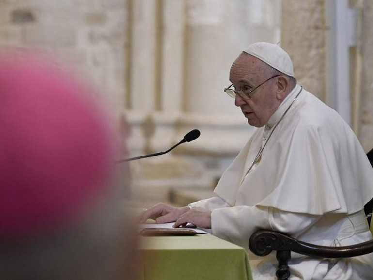 Papa Francesco. Uniti a Cristo. Non possiamo essere buoni cristiani se non rimaniamo in Gesù