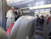 Papa in Iraq: conferenza stampa aereo, “la migrazione è un diritto doppio, gli iracheni non hanno nessuno dei due”