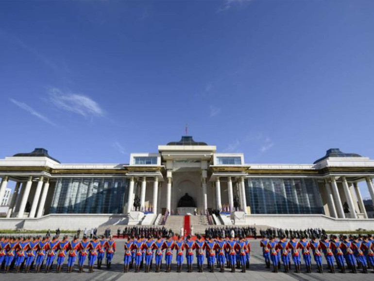 Papa in Mongolia: Ulaanbaatar, stamattina la cerimonia di benvenuto e la visita di cortesia al presidente Khürelsükh con la firma del Libro d’On...