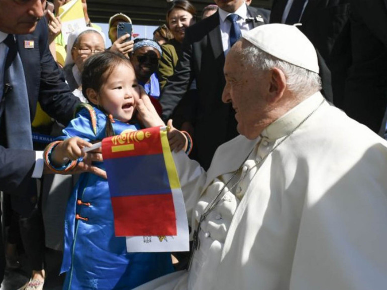 Papa in Mongolia: un Paese che può svolgere “un ruolo importante per la pace”. Le tradizioni religiose “al servizio della società”