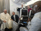 Papa in R.D. Congo e Sud Sudan: conferenza stampa aereo, “tutto il mondo è in guerra, è in autodistruzione”