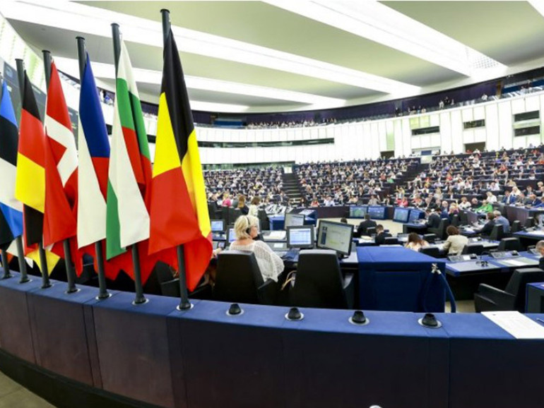 Parlamento europeo: “includere il diritto all’aborto nella Carta dei diritti fondamentali Ue”. Strasburgo “detta legge” agli Usa