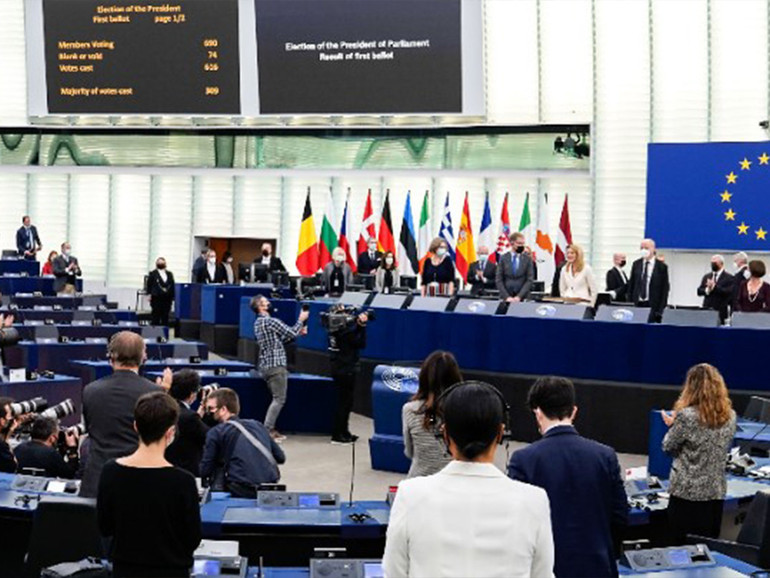 Parlamento Ue: Metsola rieletta cita De Gasperi, Papa Wojtyla, Falcone e Borsellino e invoca una “Europa della speranza”