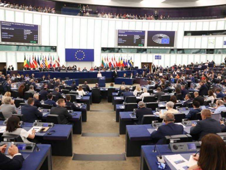 Parlamento Ue: Von der Leyen, “riforme per una Ue più grande”. Evasiva sulle migrazioni, annuncia inchiesta su giovani e social