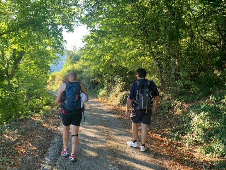 Pellegrini di questo mondo. Sacro e profondamente umano nella scelta di mettersi in cammino verso i luoghi della fede