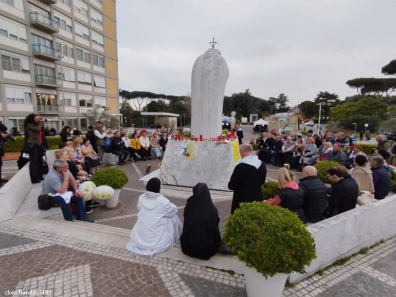 Pellegrini russi in preghiera per il Papa e la pace