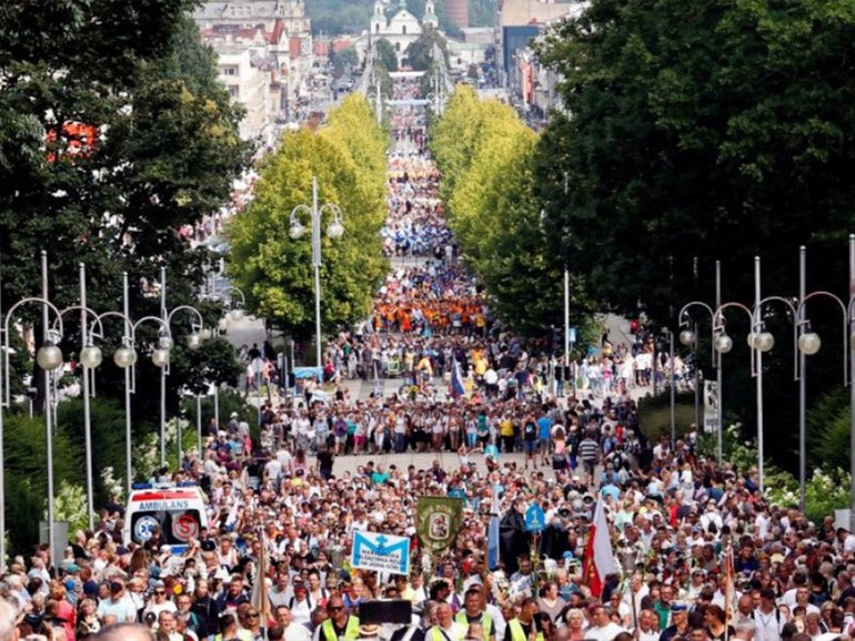 Polonia. Tutti in festa per la Madonna Nera di Czestochowa: pellegrini a piedi o in bicicletta da tutto il Paese