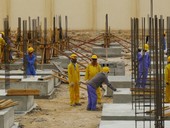 Qatar, “a 12 mesi dai mondiali di calcio nessun progresso sui diritti dei lavoratori migranti”