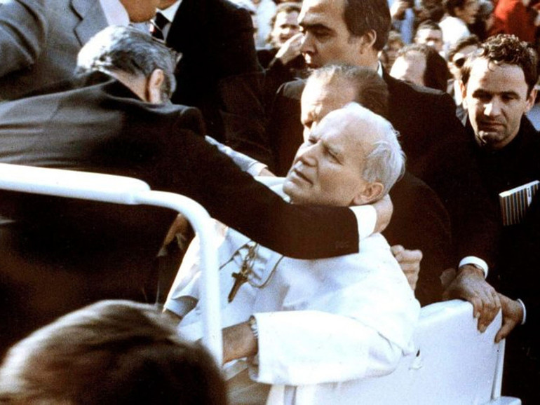 Quel pomeriggio di maggio in cui spararono a Papa Wojtyla. E mio padre lo curò