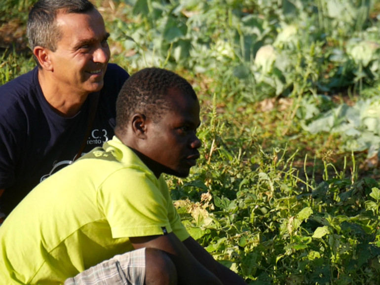 Rifugiati, l’italiano s’impara coltivando l'orto