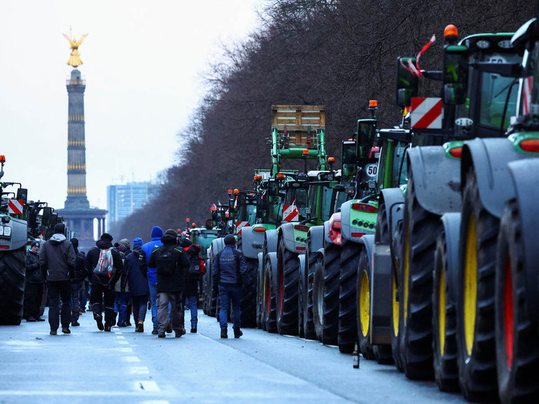 Rivolte “verdi” di fronte al futuro incerto. Dopo le proteste degli agricoltori a Bruxelles, altre manifestazioni hanno toccato ancora l’Europa