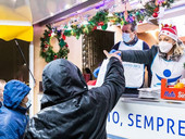 Scarpe nuove e cene per i senza dimora: il Natale solidale a Milano