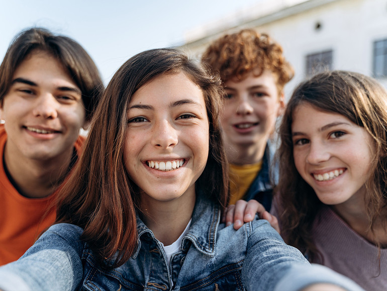 Se i giovani italiani desiderano fare famiglia. Li conosciamo poco. Li condizioniamo molto