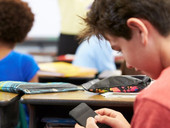 Smartphone, i ricercatori: "Riduce l'apprendimento degli studenti più esposti agli schermi da bambini"