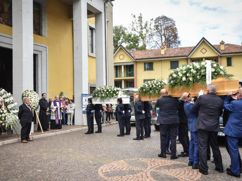 Strage di Paderno Dugnano: mons. Delpini (Milano) ai funerali, nell’omelia immagina un dialogo tra Dio e i familiari