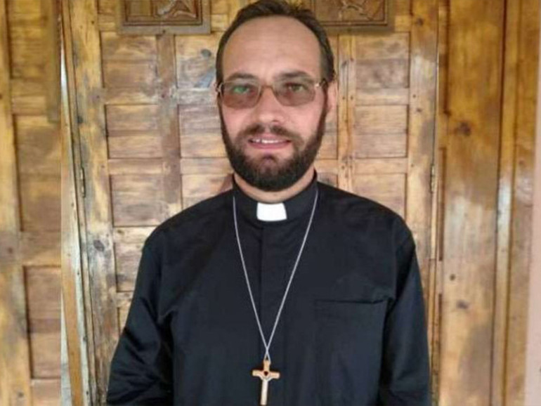 Sud Sudan: il vescovo Carlassare (Rumbek) torna in diocesi per la consacrazione episcopale. “Il Papa mi ha detto di non avere paura”