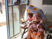 Sudan, due mesi di conflitto. A Khartoum i volontari distribuiscono aiuti, a El Geneina manca tutto e la gente muore