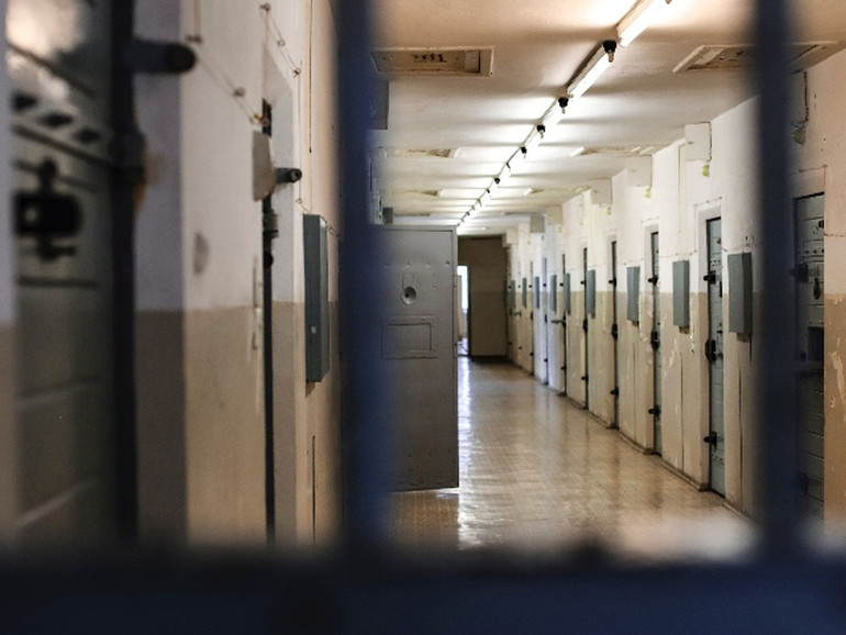 Suicidi in carcere, la polizia penitenziaria lancia l’allarme: “E’ emergenza civica”