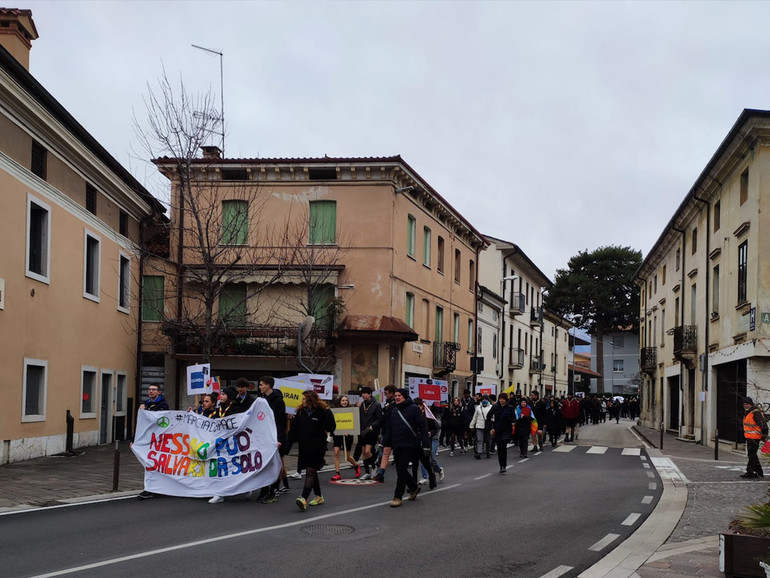 Thiene. In marcia per dire sì alla pace e no all’uso di ogni arma