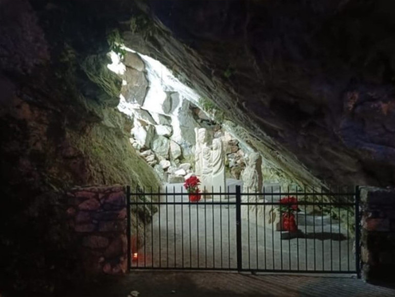 Una piccola Betlemme in una grotta carsica della Calabria