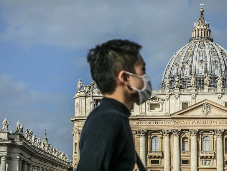 Vaccino ai sacerdoti. Card. Stella (Congregazione clero): “Facilitare la somministrazione perché svolgono un servizio socialmente utile”