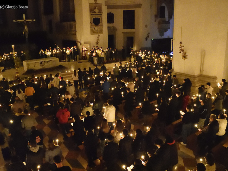 Veglia dei giovani tra Palazzo della Ragione e Cattedrale. «Gesù, mia speranza...»