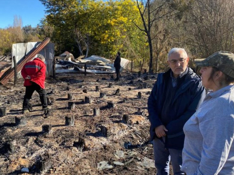 Villaggio incendiato in Cile. Mons. Concha Cayuqueo: “L’unica strada praticabile è il dialogo”