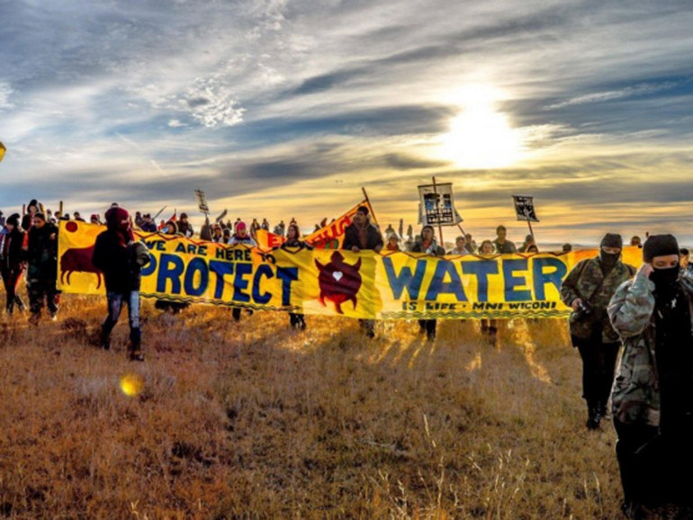 Il riscatto storico dei Sioux di Standing Rock: l’acqua è sacra, l’oleodotto non si farà